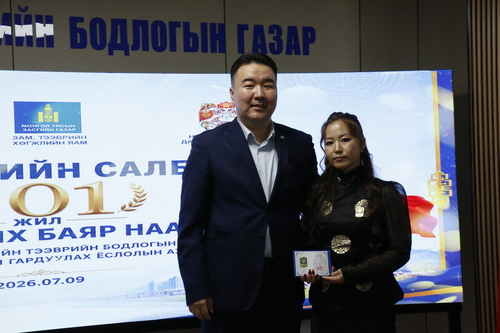 Нийтийн тээврийн бодлогын газрын албан хаагчдад салбарын шагнал гардууллаа